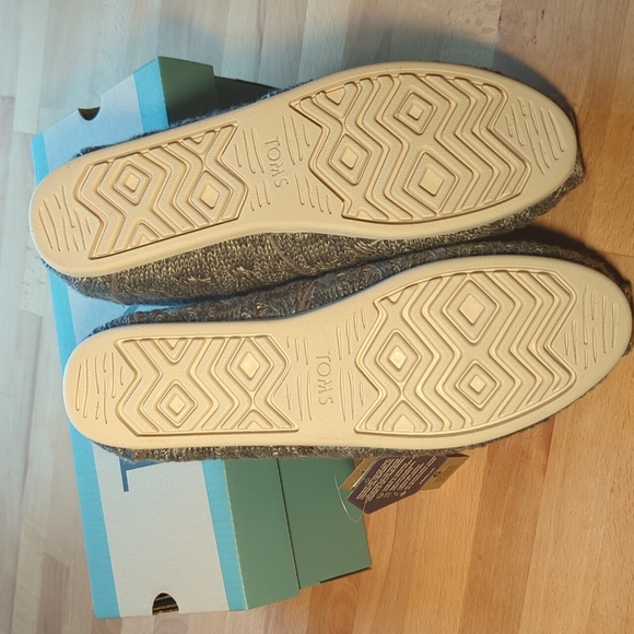 TOMS NWT W11 Grey Knit Faux Fur Slipon - Picture 2 of 4